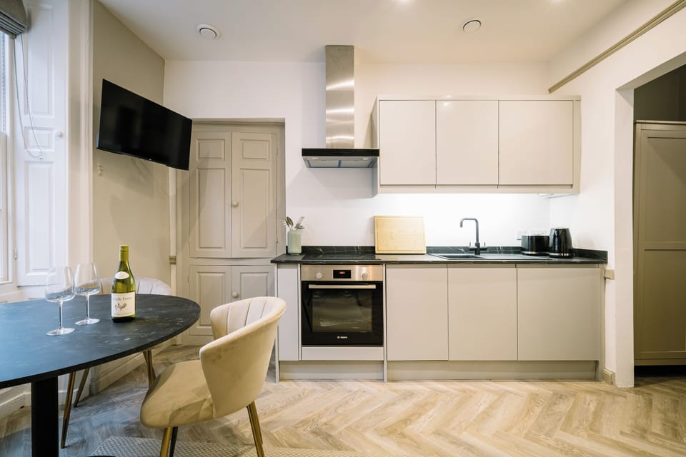 Studio, 1 Double Bed | Private kitchen | Electric kettle