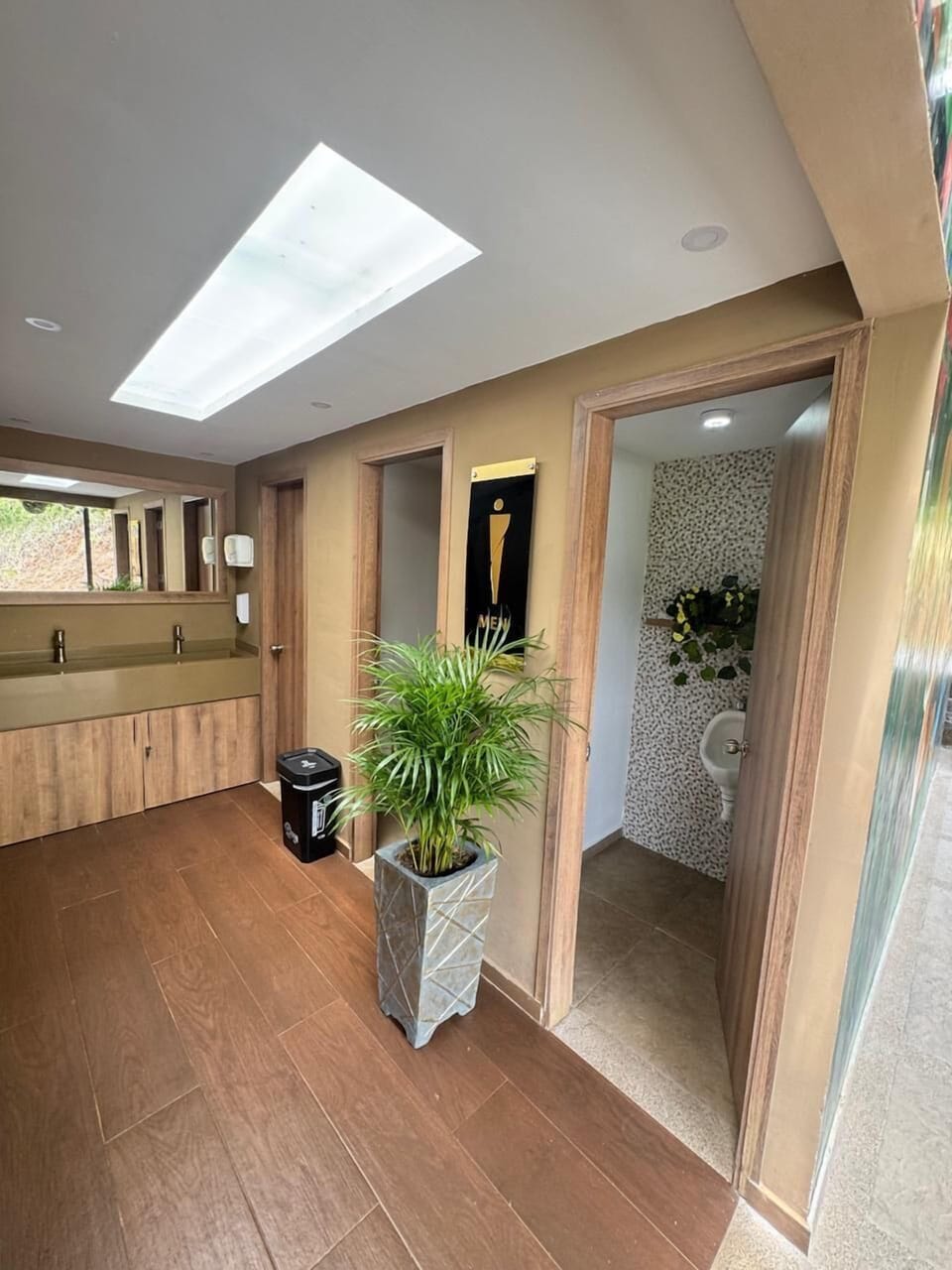 Shower, hydromassage showerhead, heated floors, towels