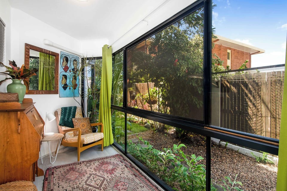 Light-Filled Sunroom Overlooking Private Tropical Garden – Near The Strand