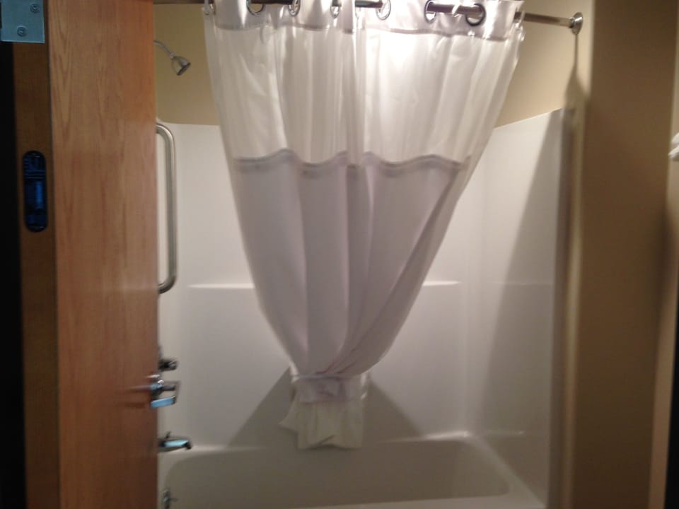 Double Room | Bathroom | Combined shower/tub, free toiletries, hair dryer, towels