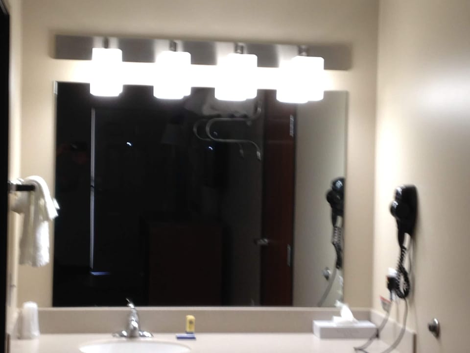 Double Room | Bathroom | Combined shower/tub, free toiletries, hair dryer, towels