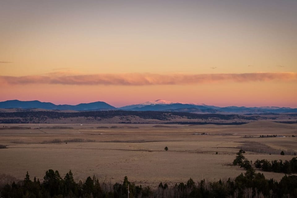 Breathtaking panoramic views of South Park Valley and snow-capped peaks at sunset. Enjoy wide-open Colorado scenery just minutes from Fairplay, Alma, and Breckenridge—perfect for photographers, stargazers, and nature lovers.