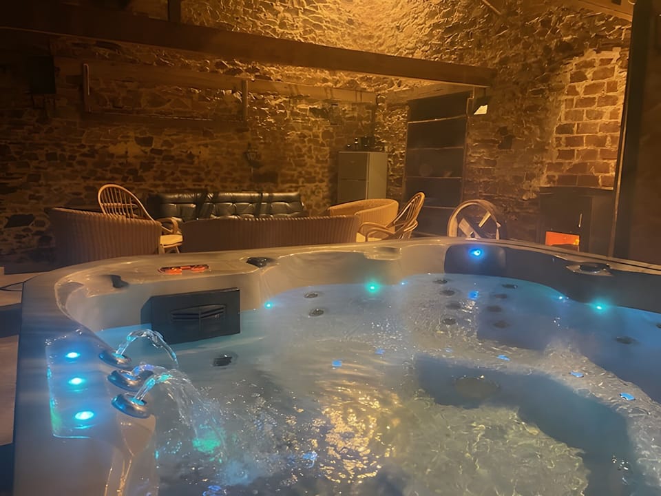 Indoor spa tub