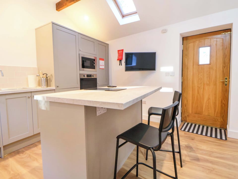 Cottage | Private kitchen | Fridge, toaster, cookware/dishes/utensils