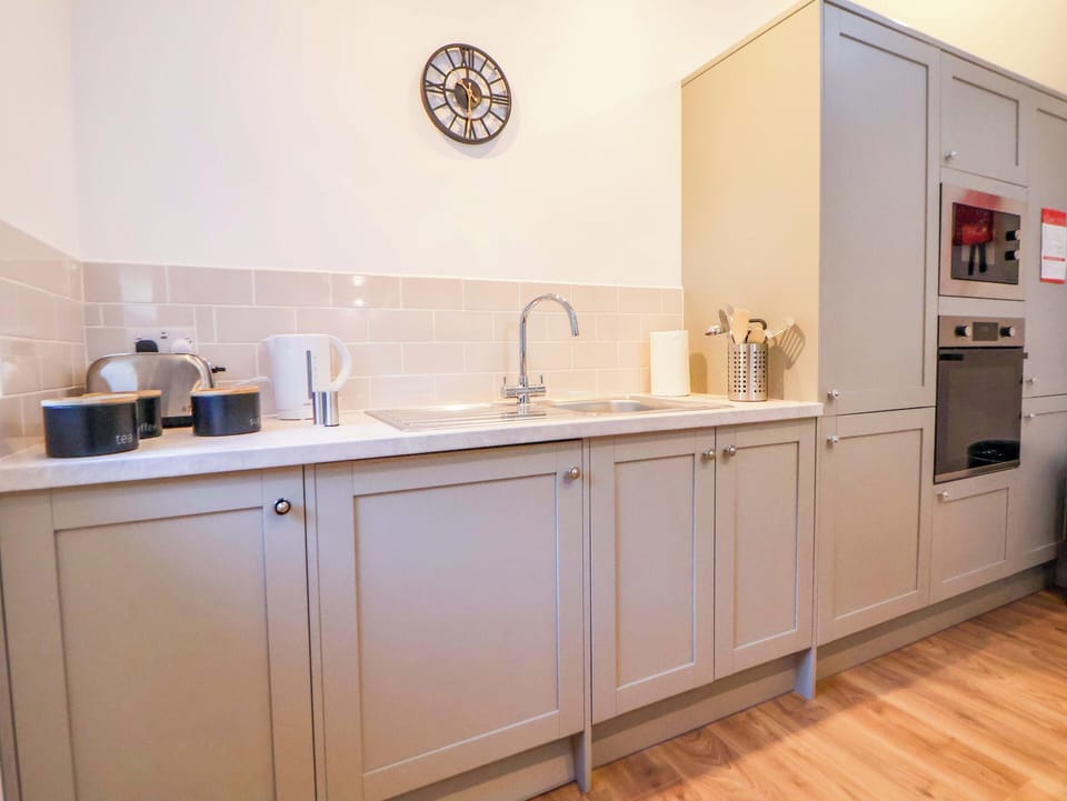 Cottage | Private kitchen | Fridge, toaster, cookware/dishes/utensils