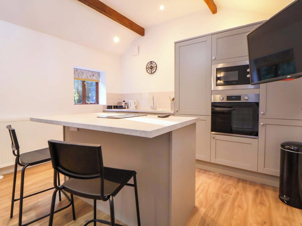 Cottage | Private kitchen | Fridge, toaster, cookware/dishes/utensils
