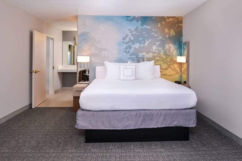 Egyptian cotton sheets, premium bedding, pillowtop beds, desk