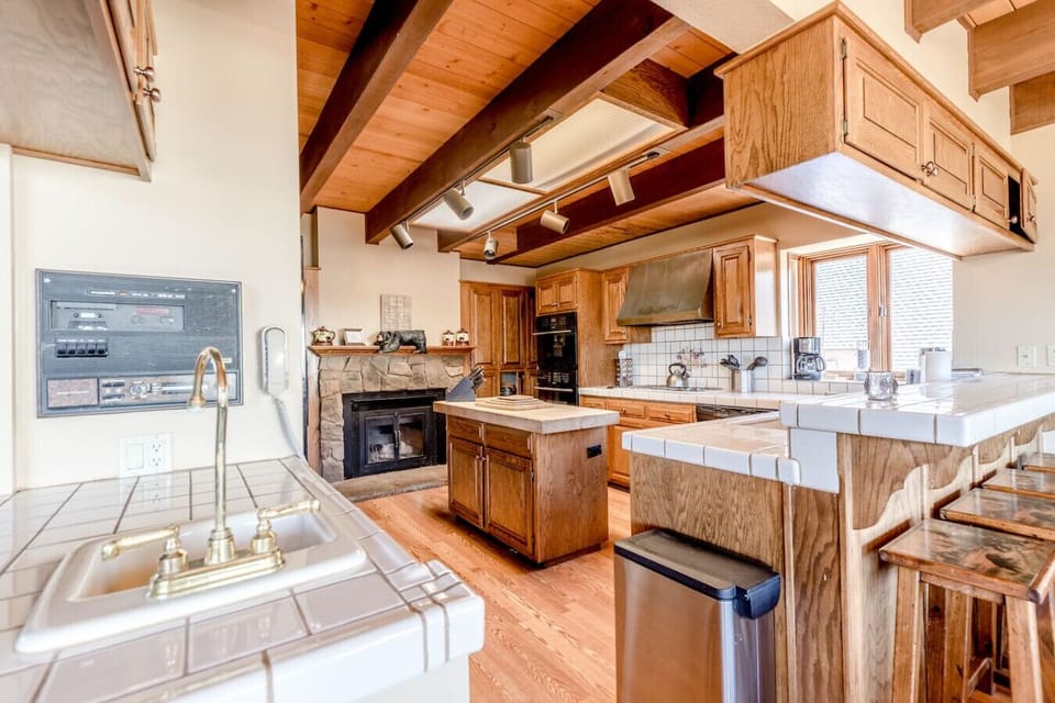 Large kitchen with bar sink and bar top eating