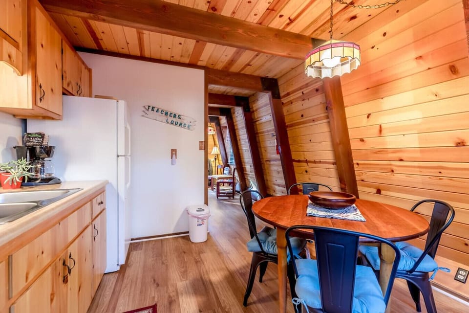 Cozy dining area for 4