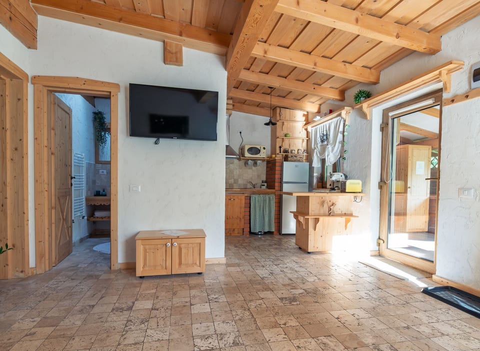 Comfort Chalet | Living area | Flat-screen TV