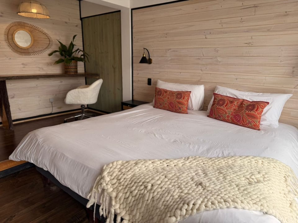 Standard Studio Suite, 1 King Bed, Partial Ocean View