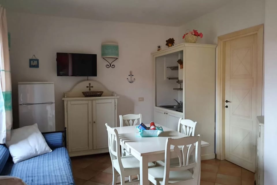 Apartment, 2 Bedrooms, Patio, Garden View | Dining room