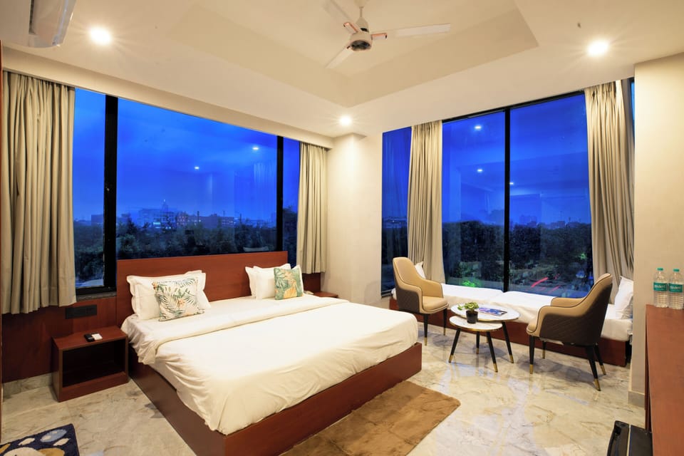 Executive Room, 1 King Bed, Balcony, City View | Iron/ironing board, free WiFi