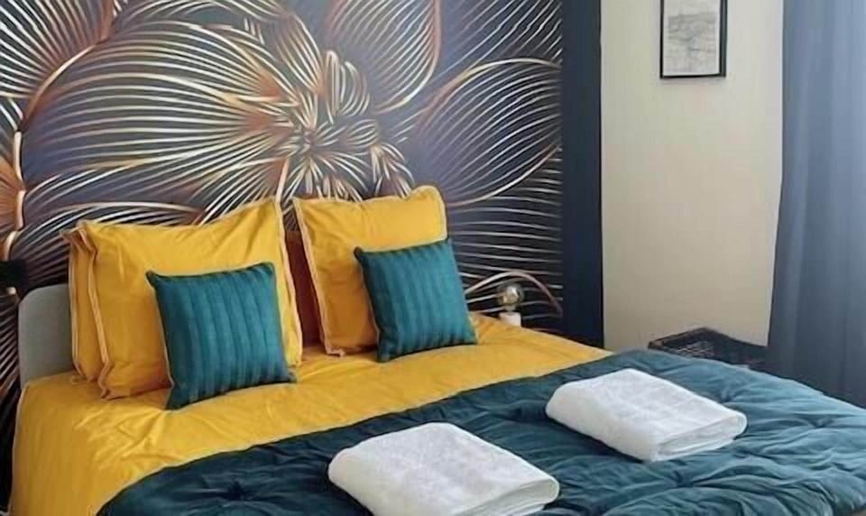 Deluxe Double Room, Ensuite | Blackout drapes, soundproofing, iron/ironing board, WiFi (free)