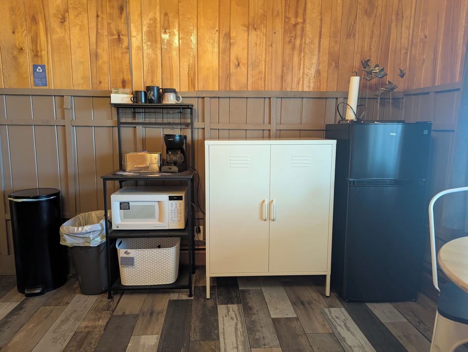 Basic Suite | Private kitchen | Microwave, coffee/tea maker