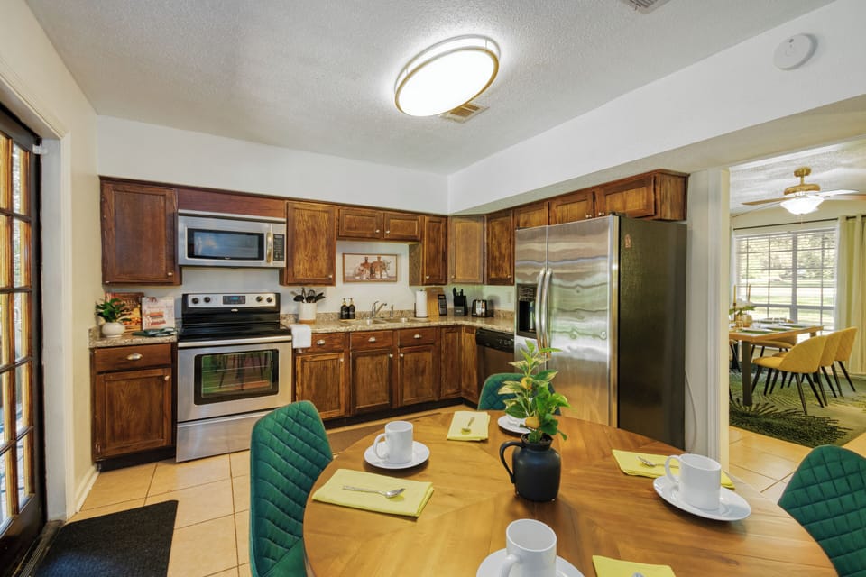 Fully equipped kitchen with dining area for 4