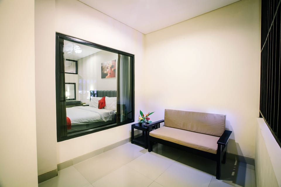 Desk, soundproofing, free WiFi, bed sheets