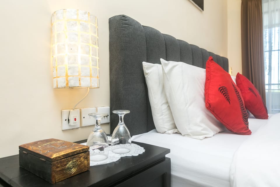 Desk, soundproofing, free WiFi, bed sheets