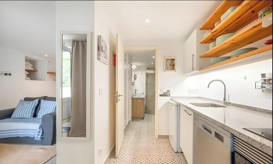 The romantic studio is part of a beautifully restored pre 1951 Fisherman´s cottage within walking distance to the beach. Access to the property is tucked away, via a cobbled stone cul de sac, with shared off street parking. The studio enjoys its very own 