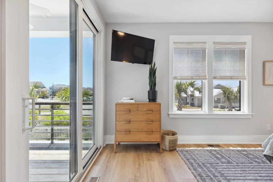 Level 2 Primary King Suite with Ensuite Ocean View Balcony