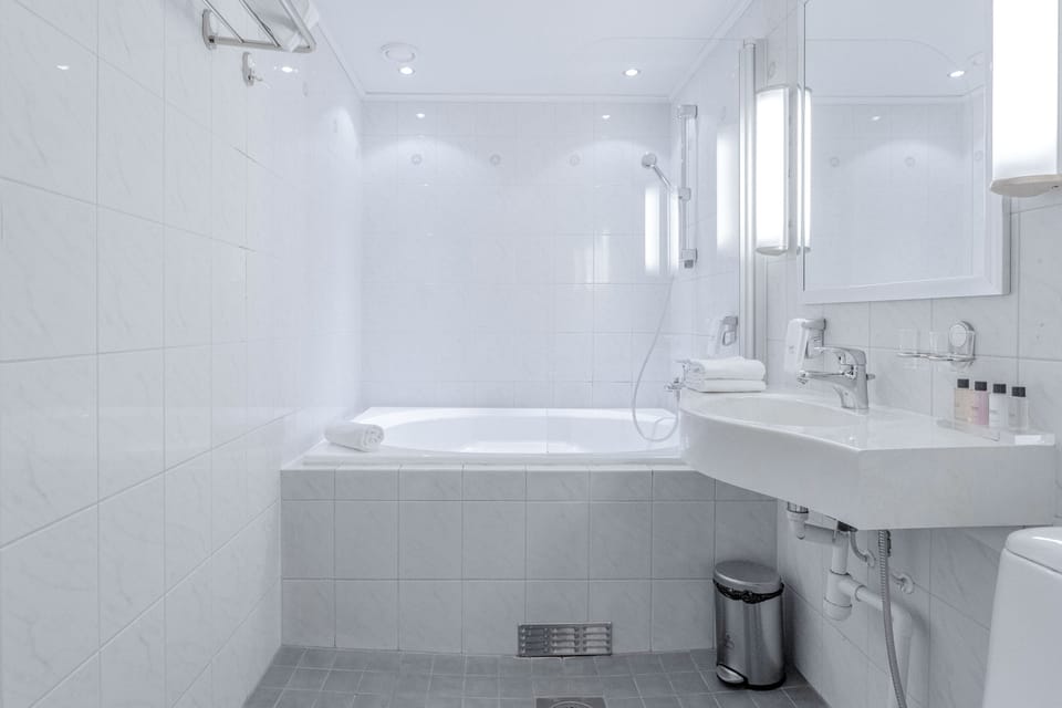 Superior King Room with Bath(Family use, 2 adults + 2 children) | Bathroom | Hair dryer, bidet, heated floors, towels