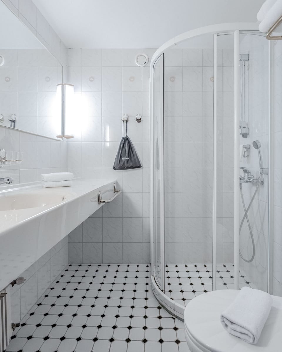 Economy Twin Room | Bathroom | Hair dryer, bidet, heated floors, towels