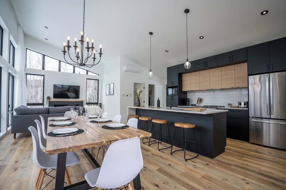 Grande cuisine et salle à manger / Large kitchen and dining room