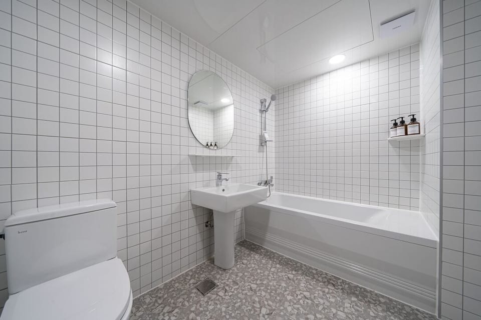 Business Suite | Bathroom | Rainfall showerhead, free toiletries, hair dryer, towels