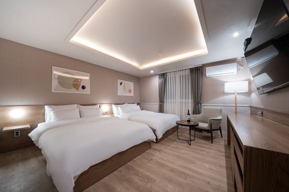 Twin Suite | Premium bedding, free WiFi, bed sheets