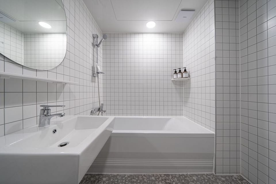 Business Suite | Bathroom | Rainfall showerhead, free toiletries, hair dryer, towels
