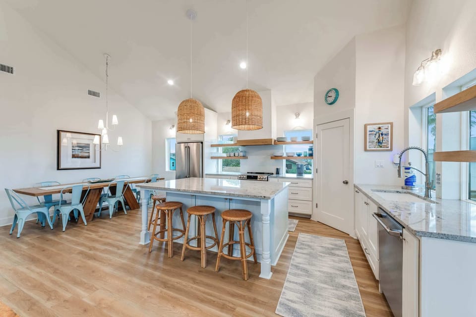 Seamless, airy, and perfect for gatherings big or small. This open concept keeps everyone in the loop—and in style.