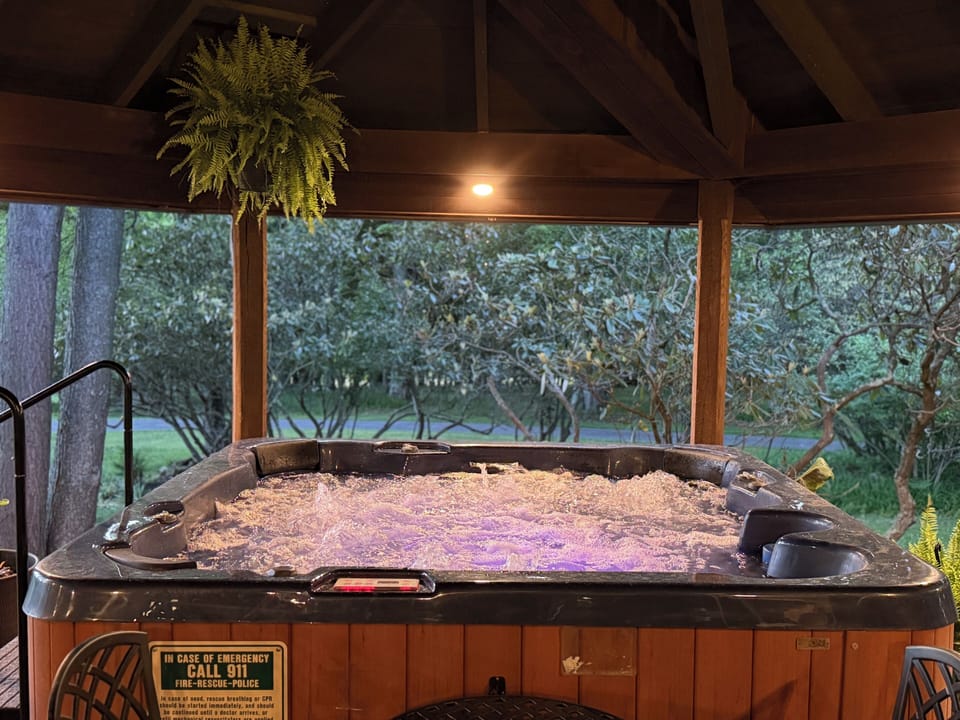 Outdoor spa tub