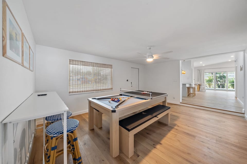 🎉 Versatile game room featuring pool, ping-pong, board games, a Smart TV, and bar seating for relaxing between games