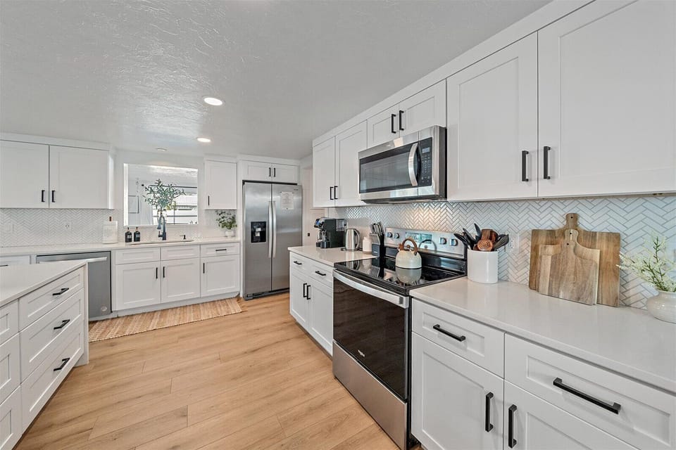Enjoy making delicious meals for everyone in this fully equipped kitchen!