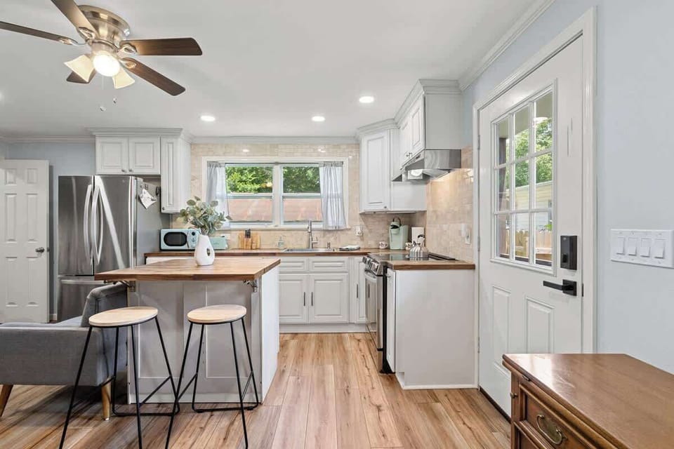Open kitchen & dining area w/ table for easy meals and a seamless flow between spaces