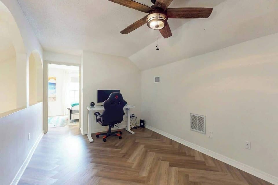 Versatile bonus room w/ open space, ideal for work, play or relaxing