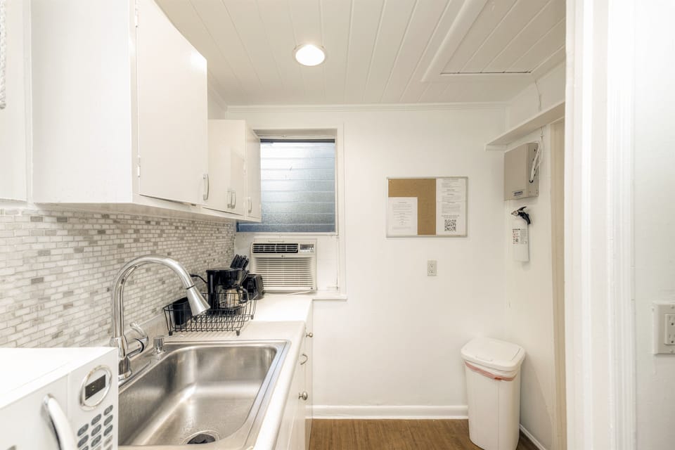 Phillip: ''Most definitely the best place to stay in West Palm Beach. Excellent host. Safe, neat with beautiful surroundings.''