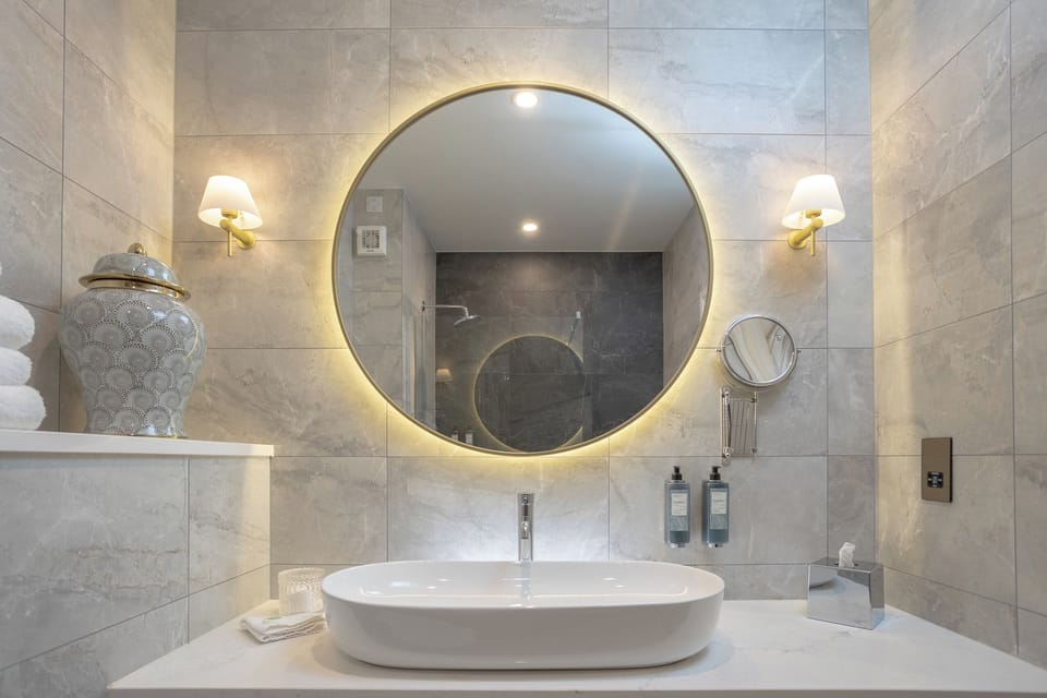 Combined shower/tub, hair dryer, towels