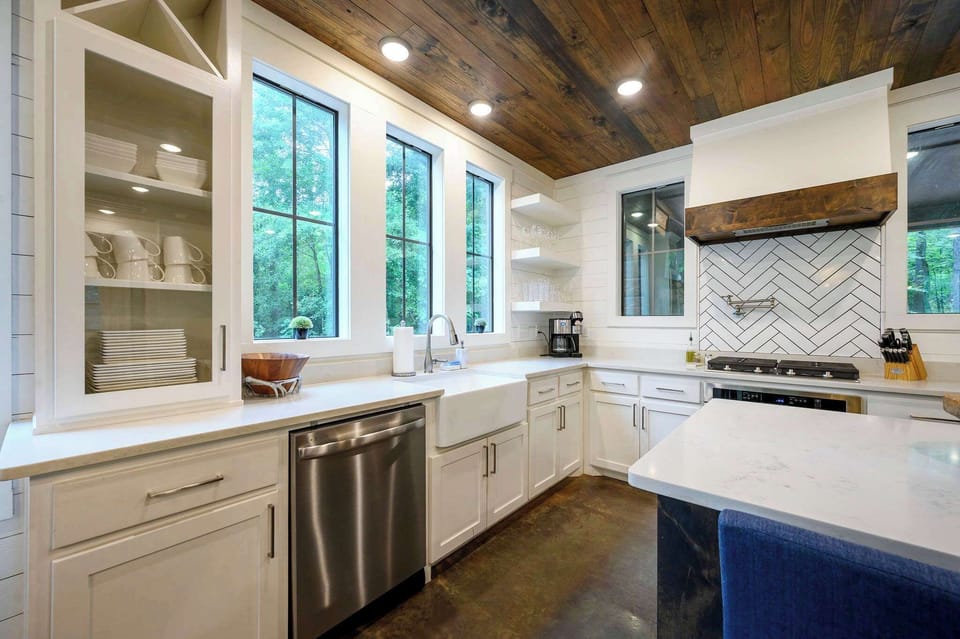 Full kitchen, zero shortcuts — dishwasher, gas range, farmhouse sink & designer finishes for a stay that never feels like roughing it.