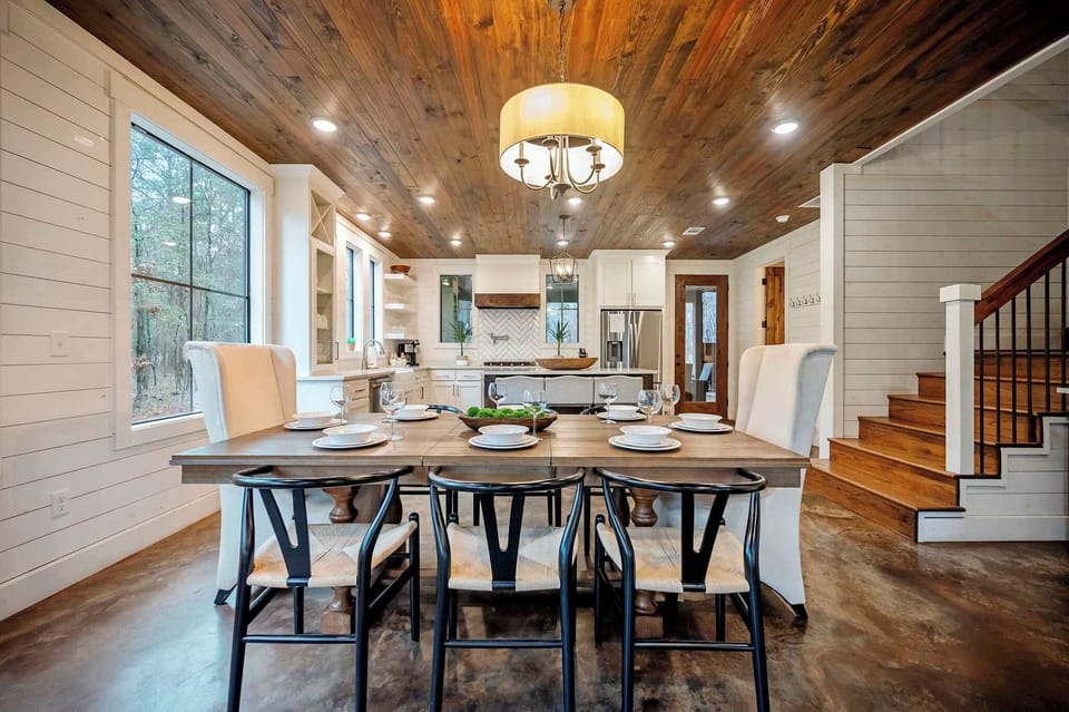 Dinner, brunch, or midnight snacks—this dining space makes every bite taste like a celebration. Stylish, cozy, and Instagram-ready, it’s basically a foodie paradise.