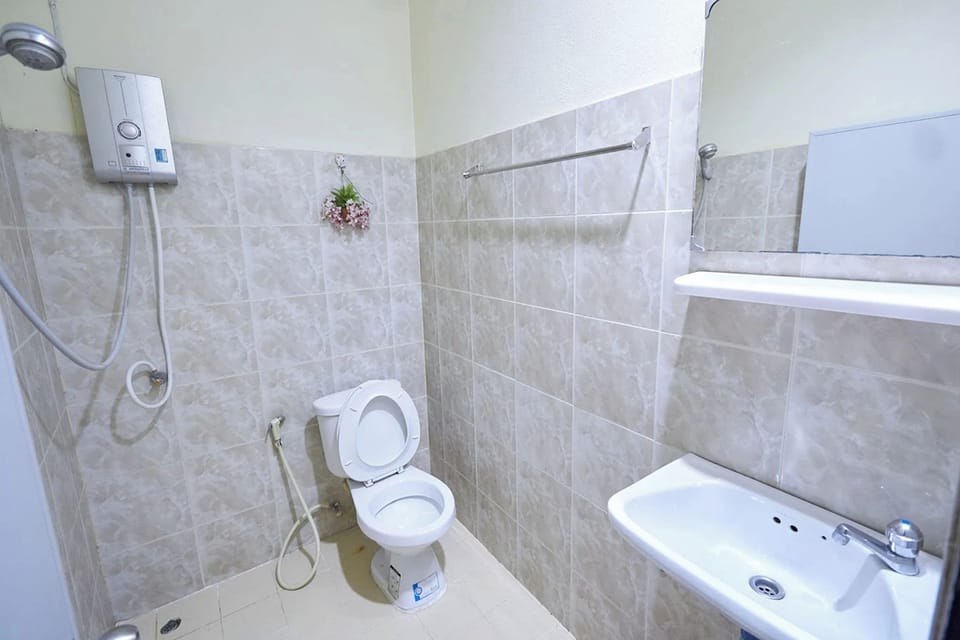 Shower, rainfall showerhead, free toiletries, towels