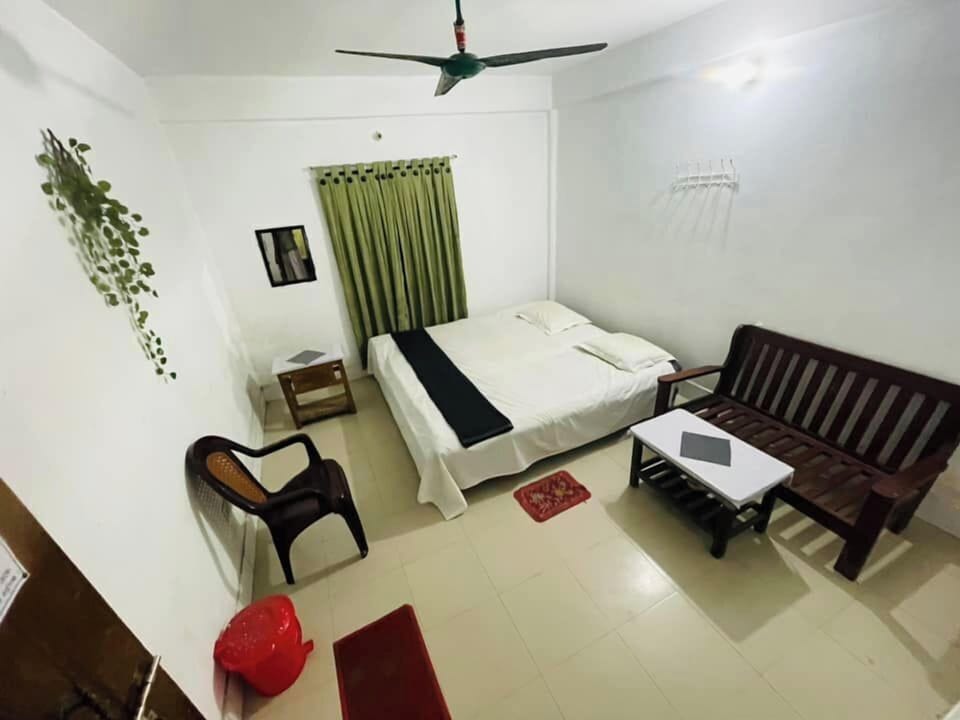 Deluxe Double Room, Beach View | Bathroom | Free toiletries, towels, soap, shampoo