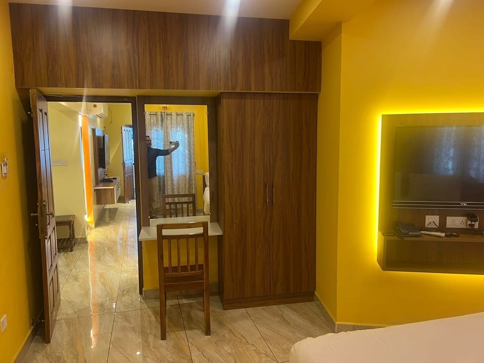 Junior Suite | Hypo-allergenic bedding, desk, free WiFi, bed sheets