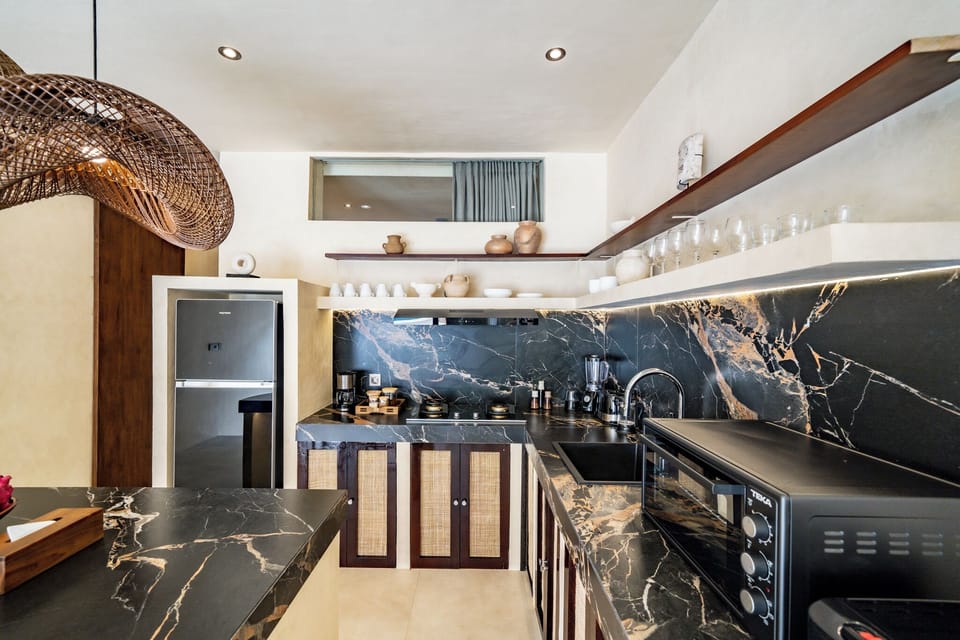 Full-size fridge, oven, stovetop, coffee/tea maker
