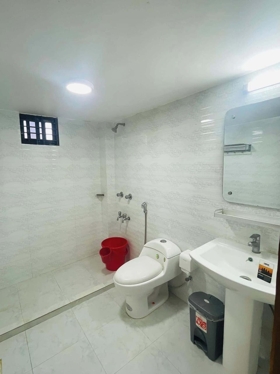 Bathtub, free toiletries, towels, soap