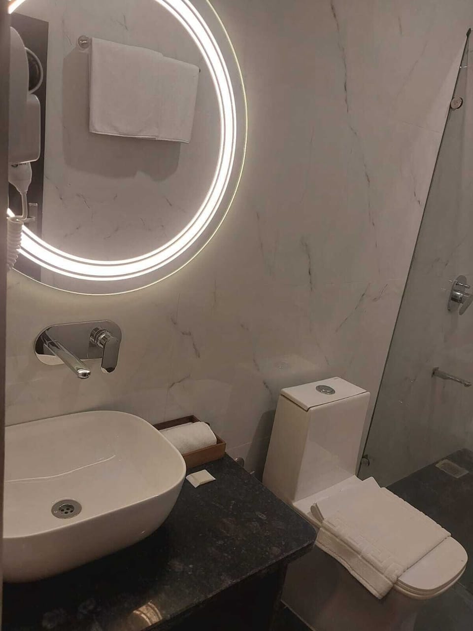 Deluxe Double Room, Garden View | Bathroom | Shower, rainfall showerhead, free toiletries, hair dryer