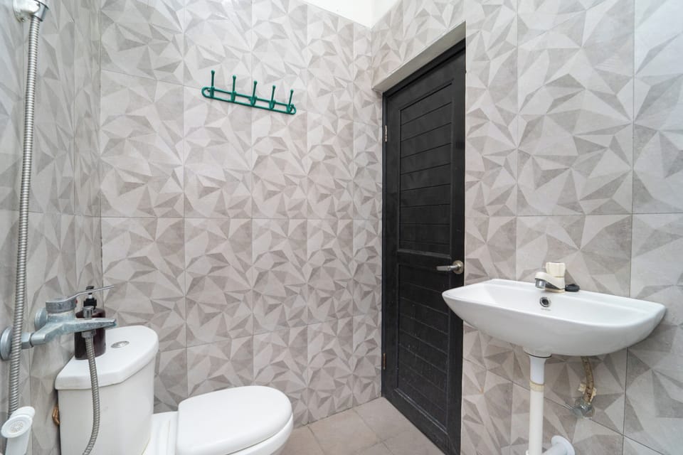Deluxe Double Room | Bathroom | Shower, towels, soap, toilet paper