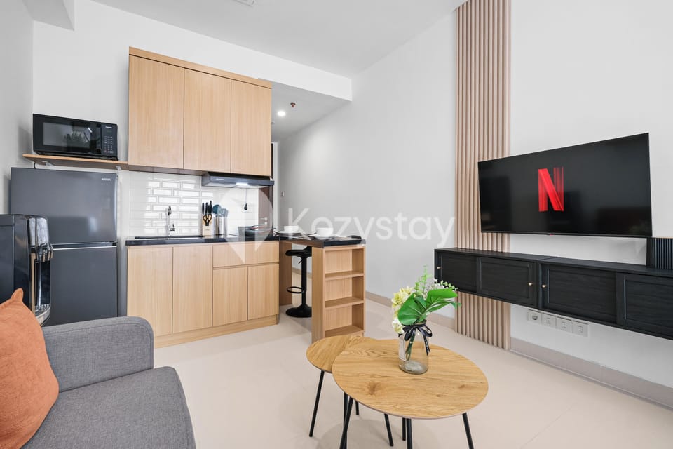 Apartment, 1 Bedroom, City View | Living area | 43-inch Smart TV with digital channels, Netflix, streaming services