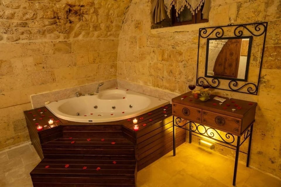 Deluxe Double Room, Courtyard View | Minibar, iron/ironing board, free WiFi, bed sheets