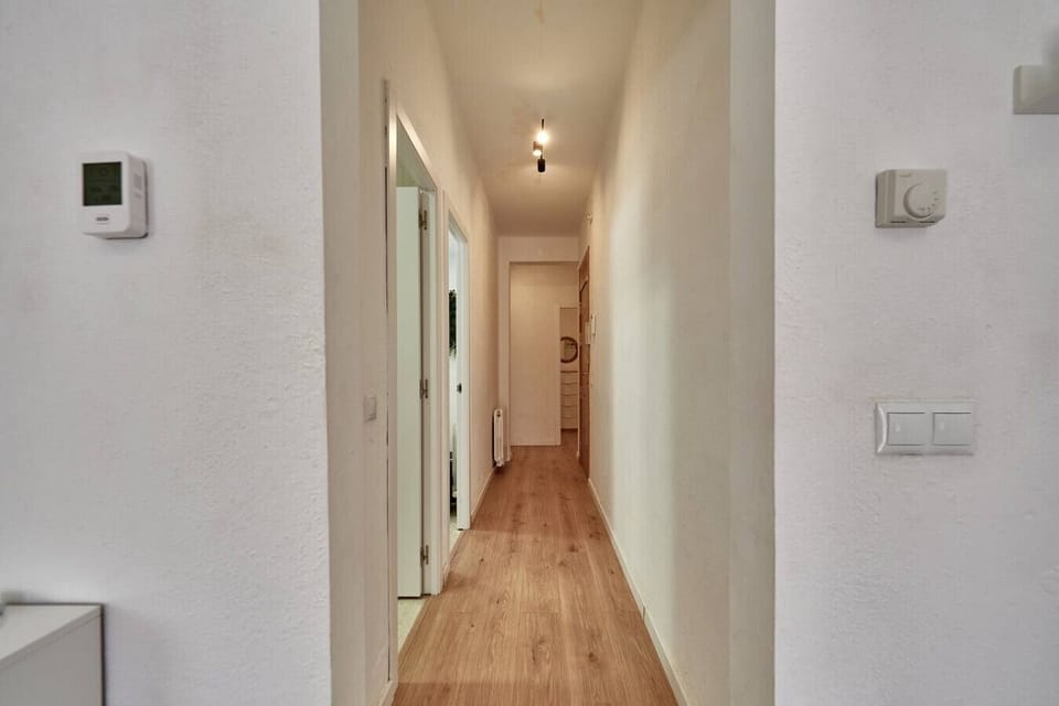 Un pasillo luminoso que te guía directamente a tu descanso.